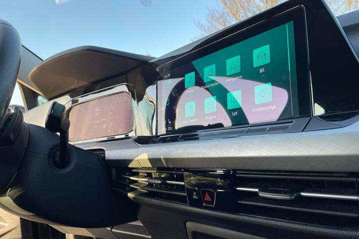 Sort VW Golf fra 2021 set indefra