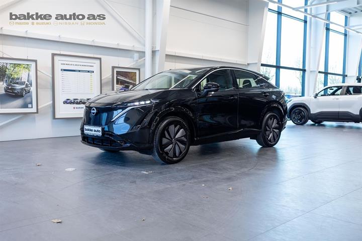 Sort Nissan Ariya fra 2025 set udefra