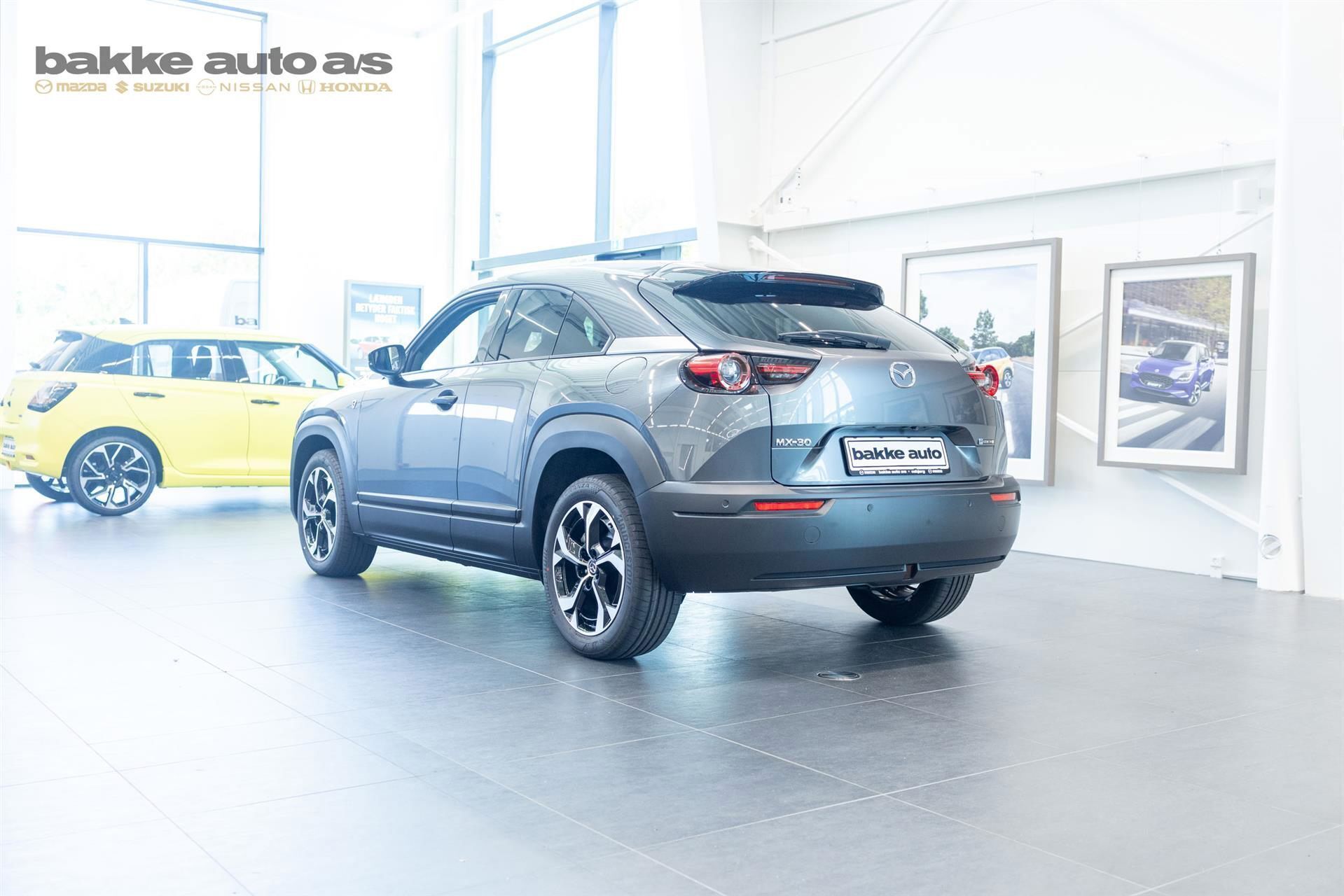 Grå Mazda MX-30 fra 2025 set udefra