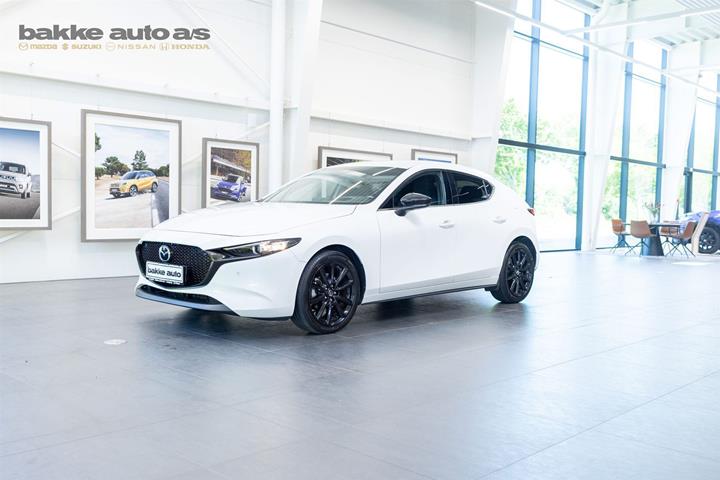 Hvid Mazda 3 fra 2023 set udefra