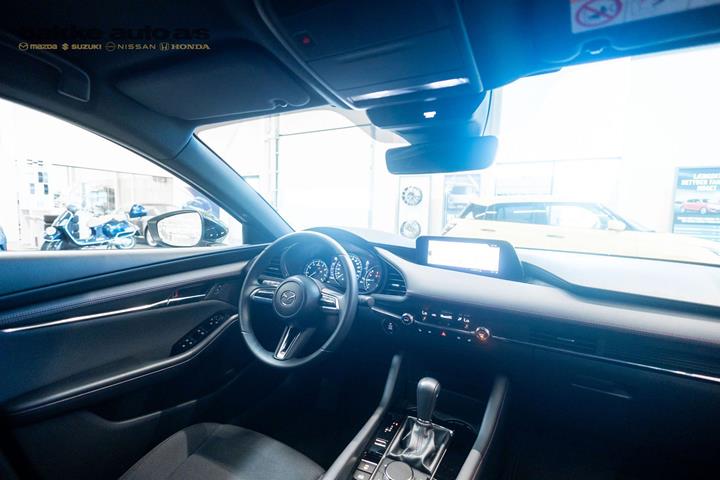 Hvid Mazda 3 fra 2023