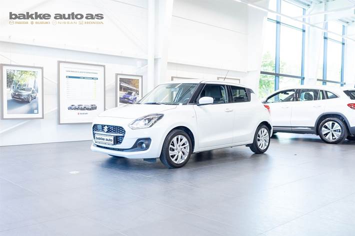 Hvid Suzuki Swift fra 2023 set udefra
