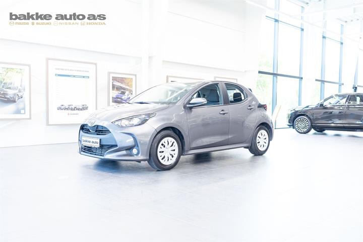 Grå Mazda 2 fra 2023 set udefra