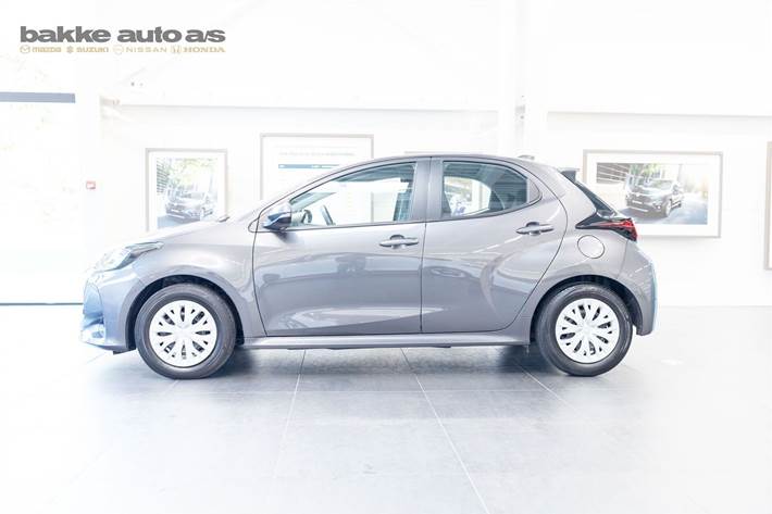 Grå Mazda 2 fra 2023