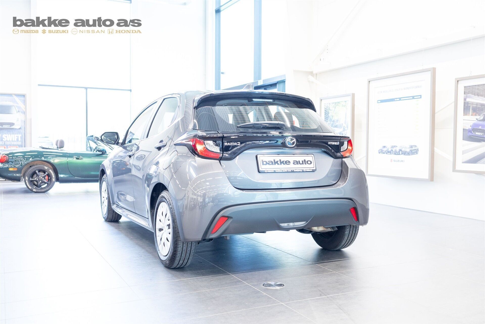 Grå Mazda 2 fra 2023