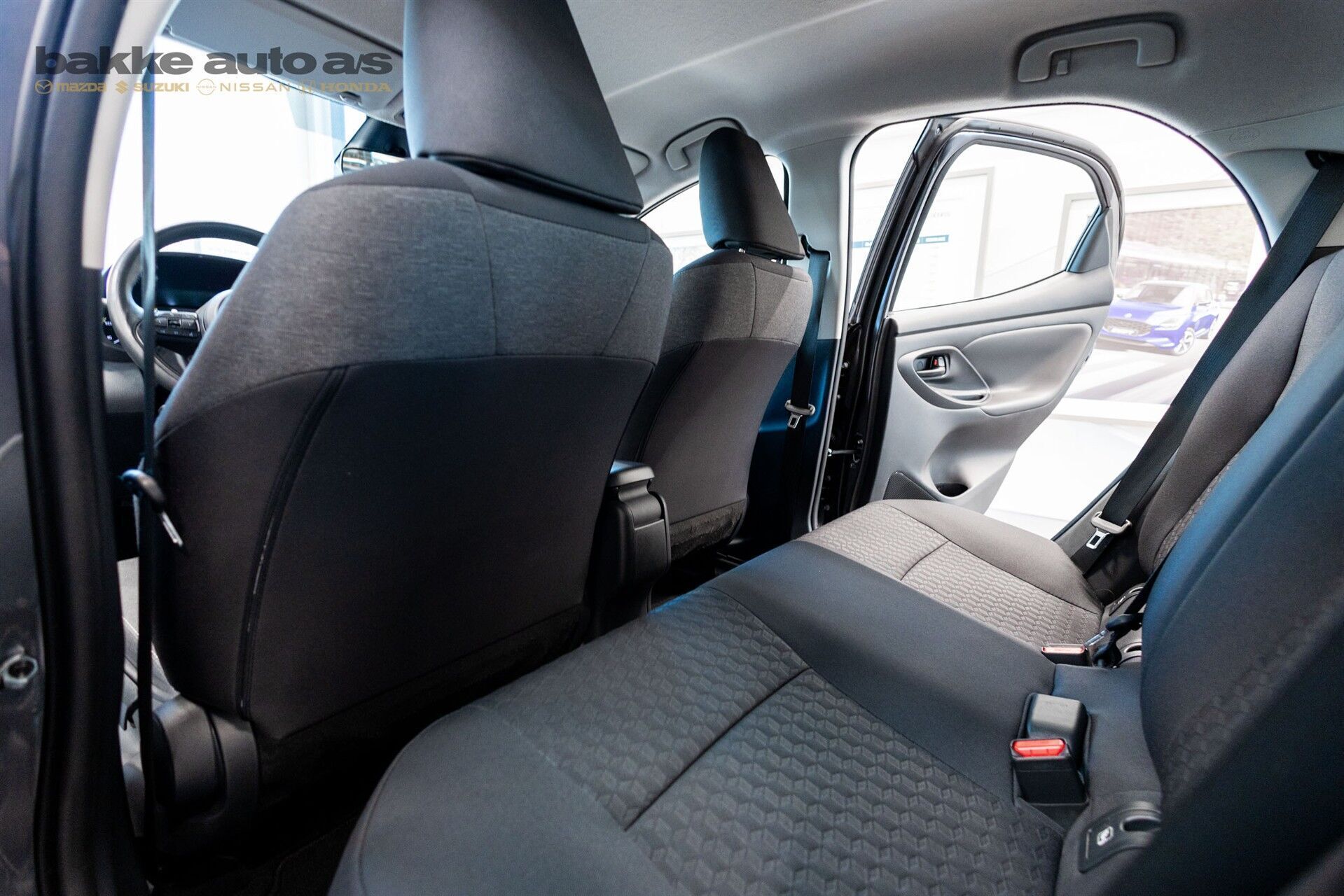 Grå Mazda 2 fra 2023