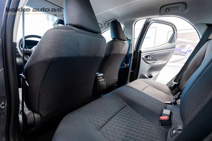 Grå Mazda 2 fra 2023