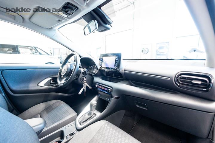 Grå Mazda 2 fra 2023