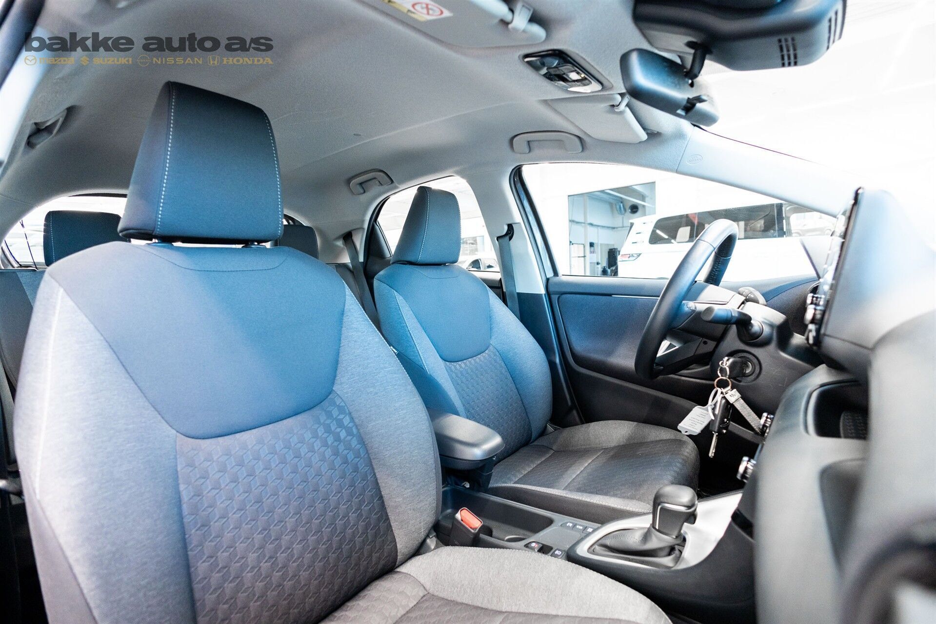 Grå Mazda 2 fra 2023