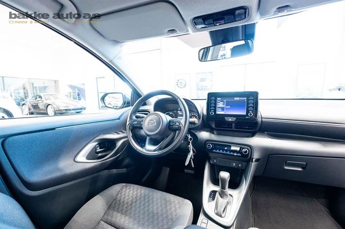 Grå Mazda 2 fra 2023