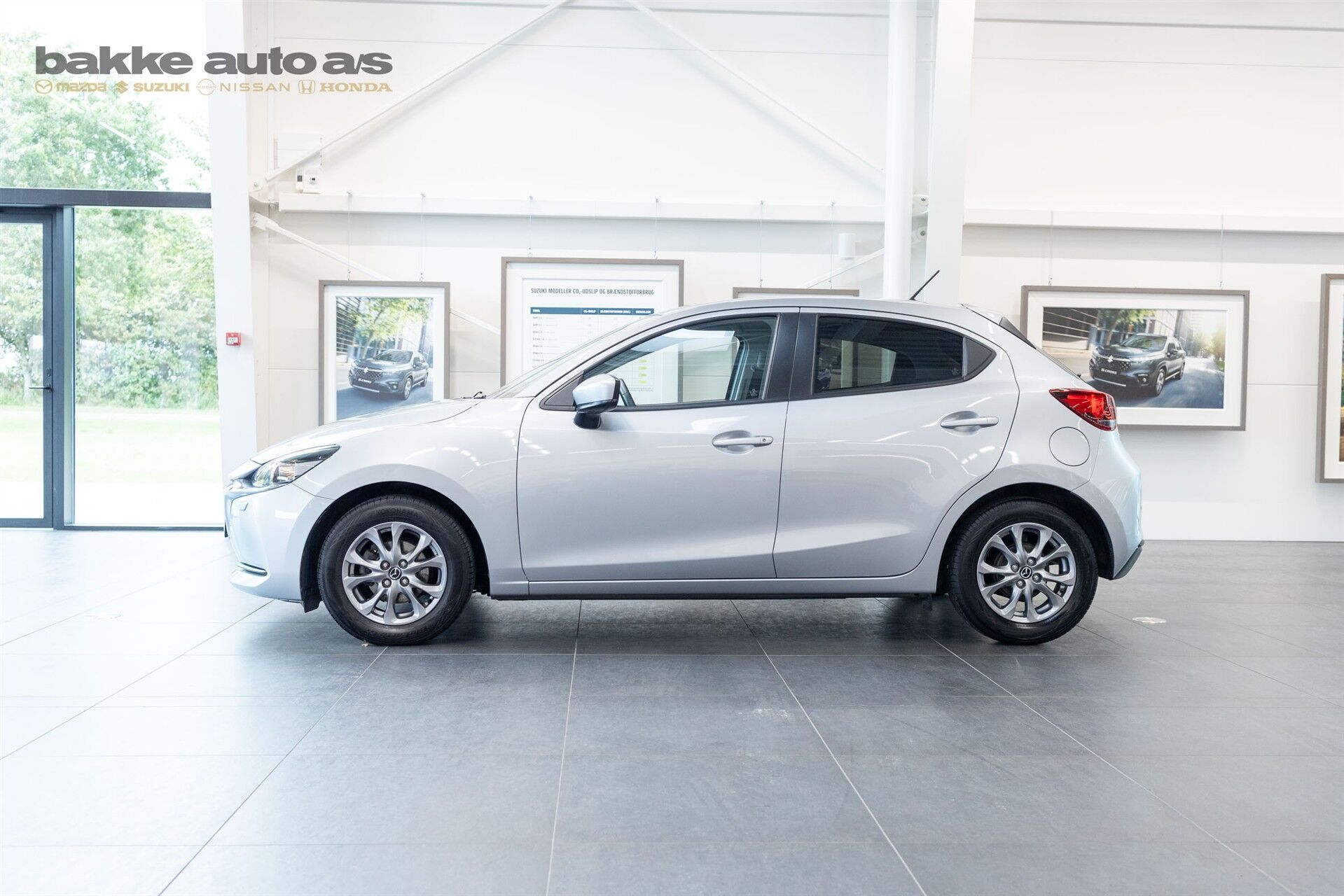 Grå Mazda 2 fra 2023