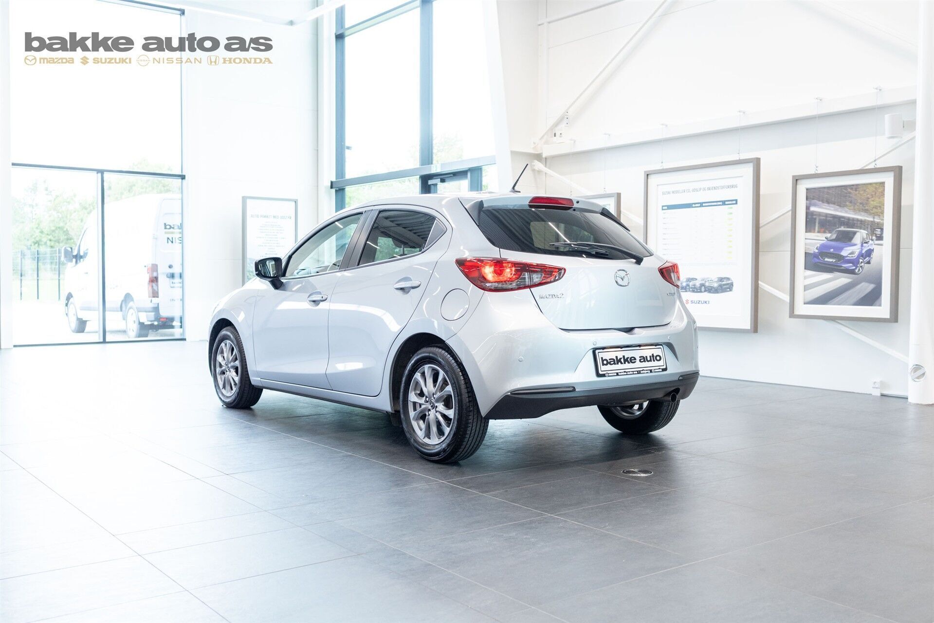 Grå Mazda 2 fra 2023