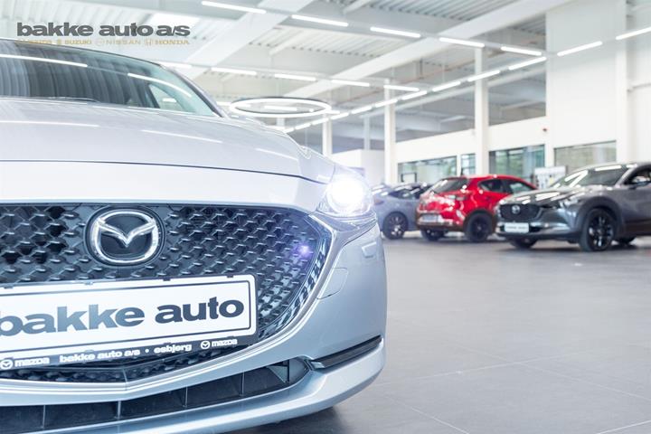 Grå Mazda 2 fra 2023