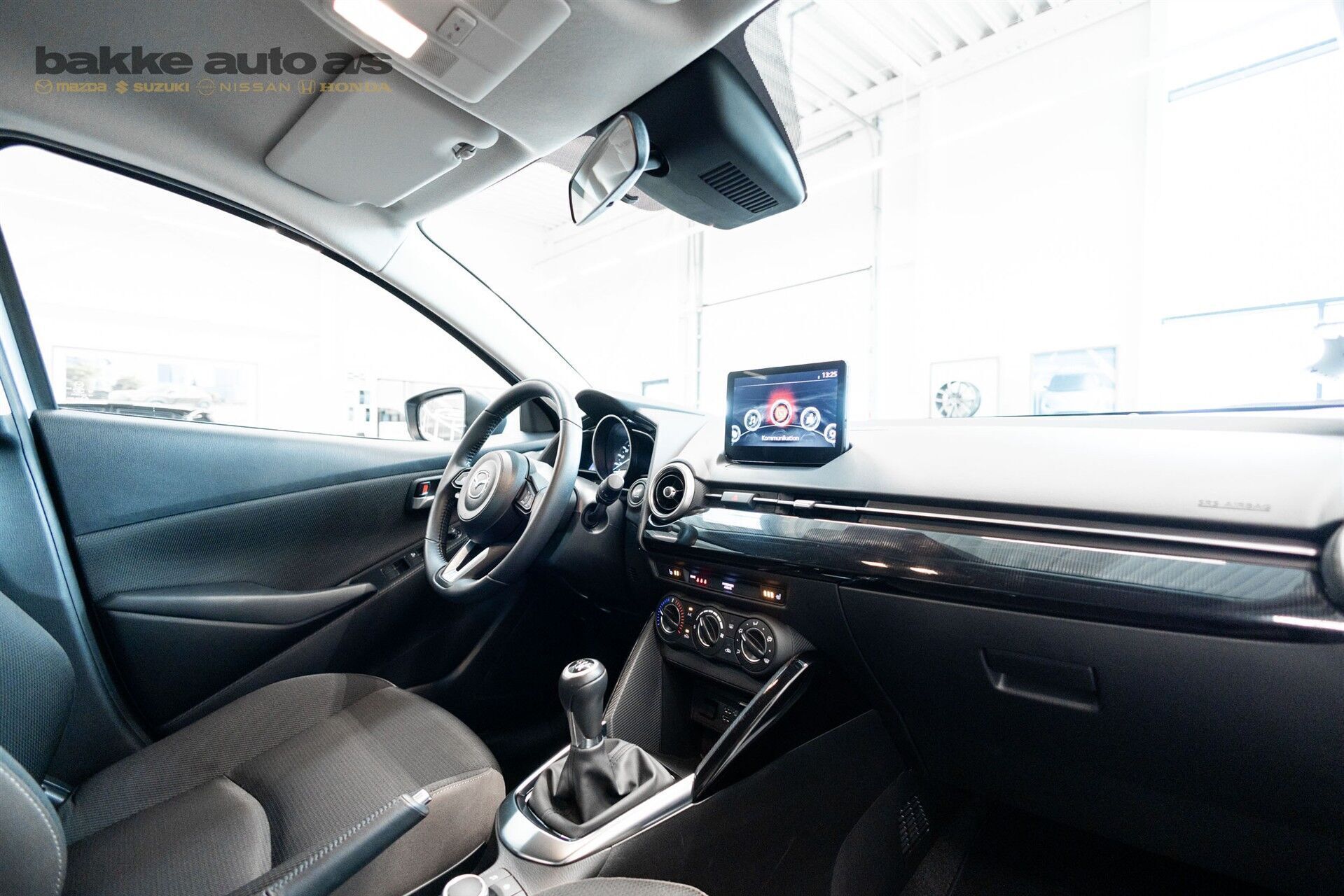 Grå Mazda 2 fra 2023