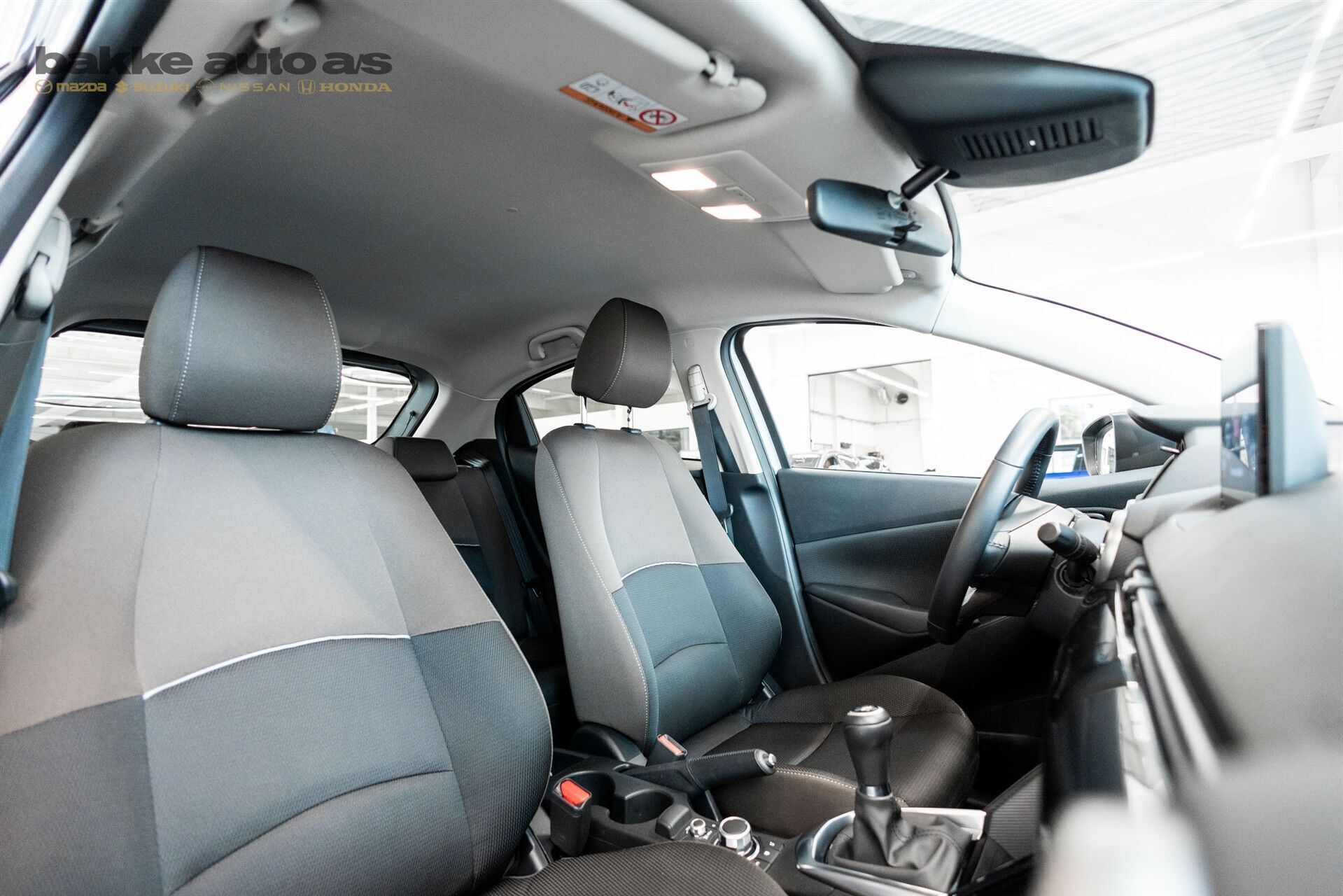 Grå Mazda 2 fra 2023