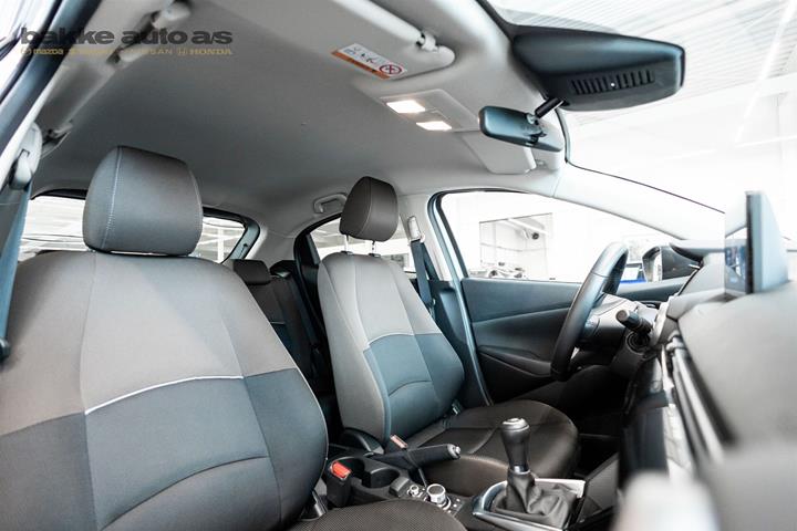 Grå Mazda 2 fra 2023