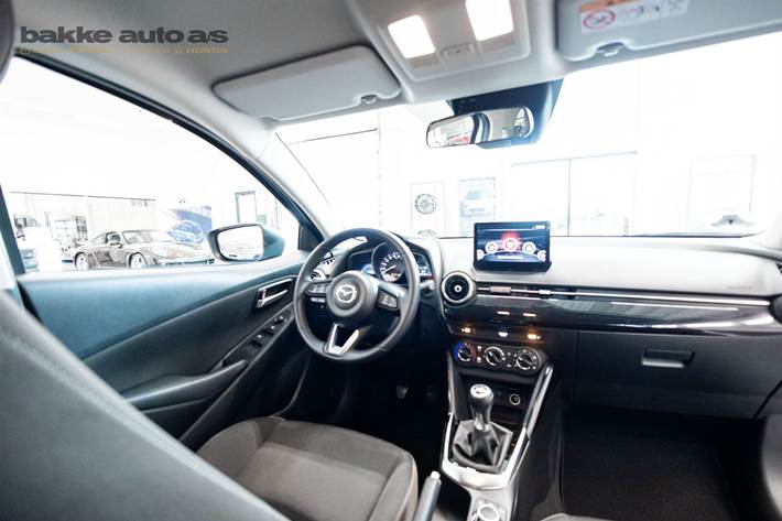 Grå Mazda 2 fra 2023