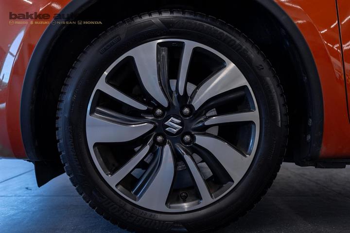 Orange Suzuki Swift fra 2023