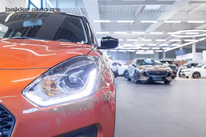 Orange Suzuki Swift fra 2023