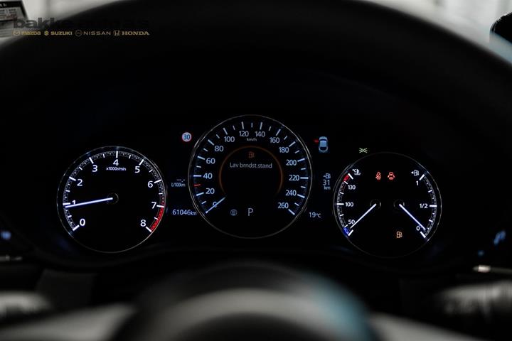 Grå Mazda CX-30 fra 2022 set indefra