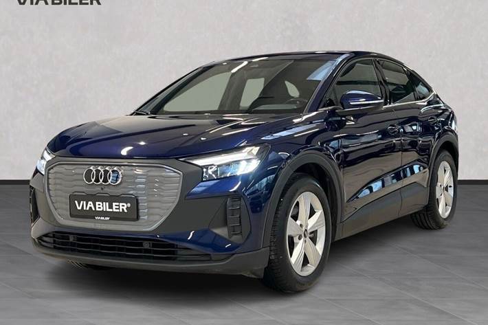 Blå Audi Q4 fra 2022 set udefra