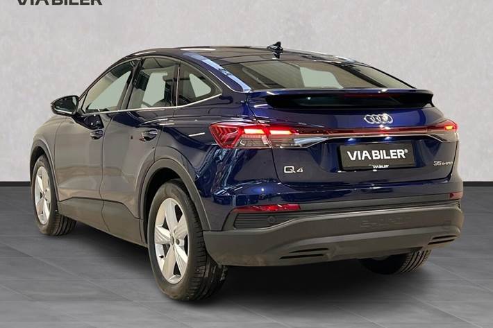 Blå Audi Q4 fra 2022