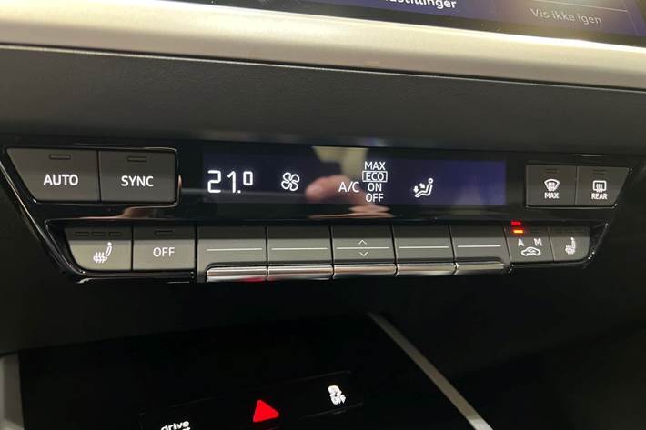 Blå Audi Q4 fra 2022