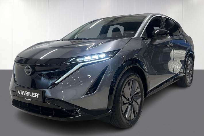 Grå Nissan Ariya fra 2025 set udefra