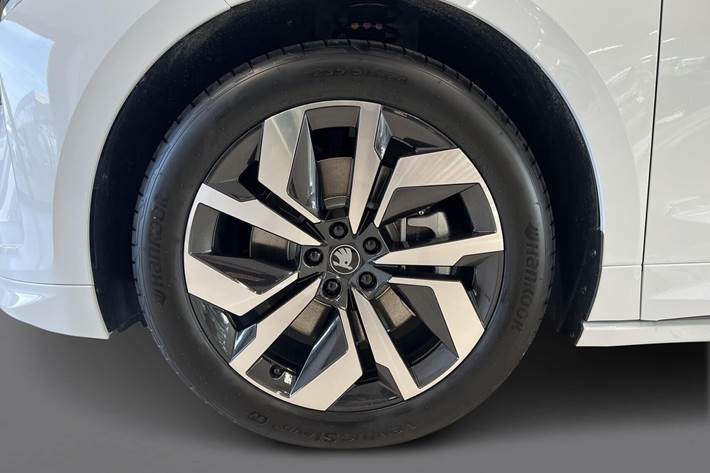 Hvid Skoda Enyaq iV fra 2025