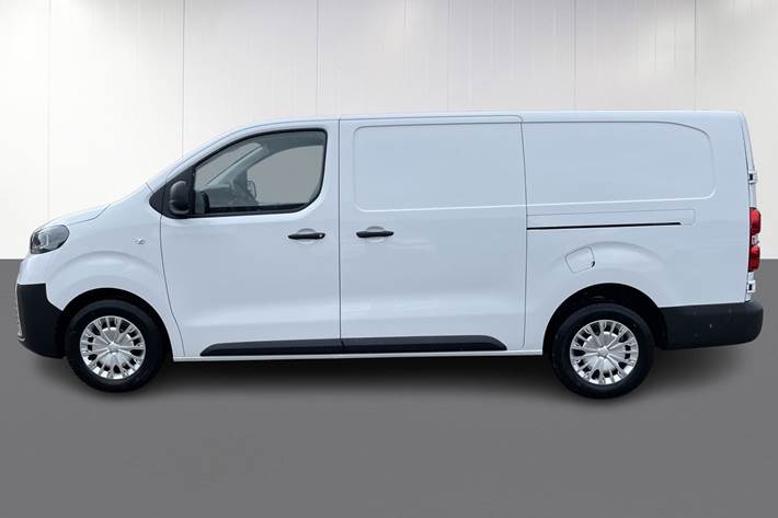 Hvid Toyota ProAce fra 2024