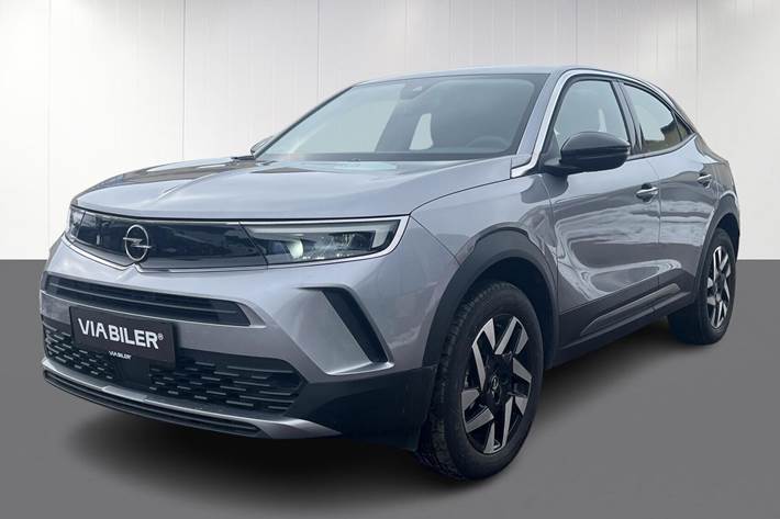 Grå Opel Mokka-e fra 2024 set udefra