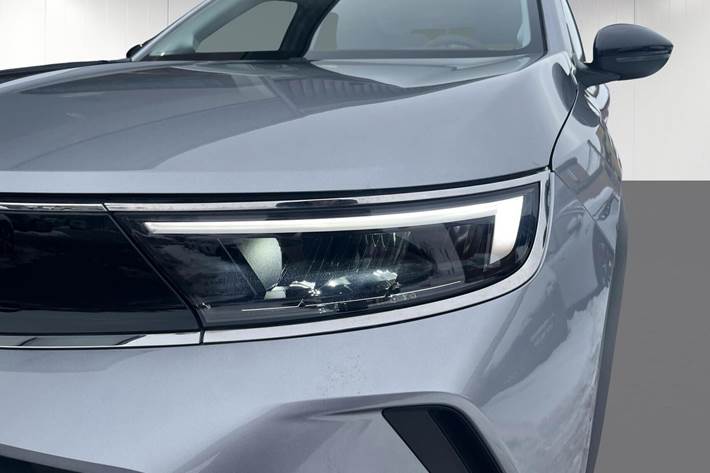 Grå Opel Mokka-e fra 2024