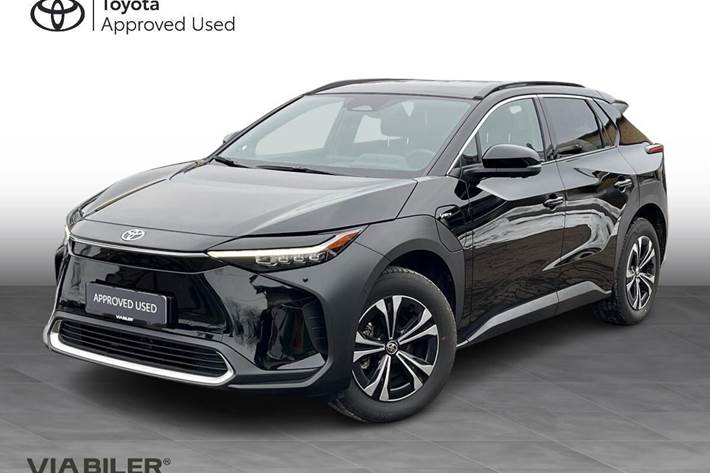 Sort Toyota BZ4X fra 2025 set udefra