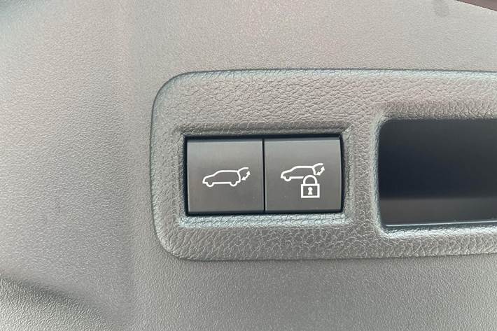 Sort Toyota BZ4X fra 2025