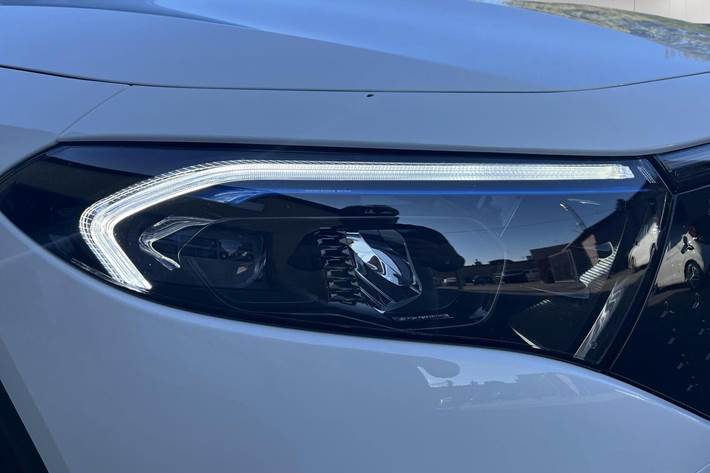 Hvid Mercedes EQA 300 fra 2024