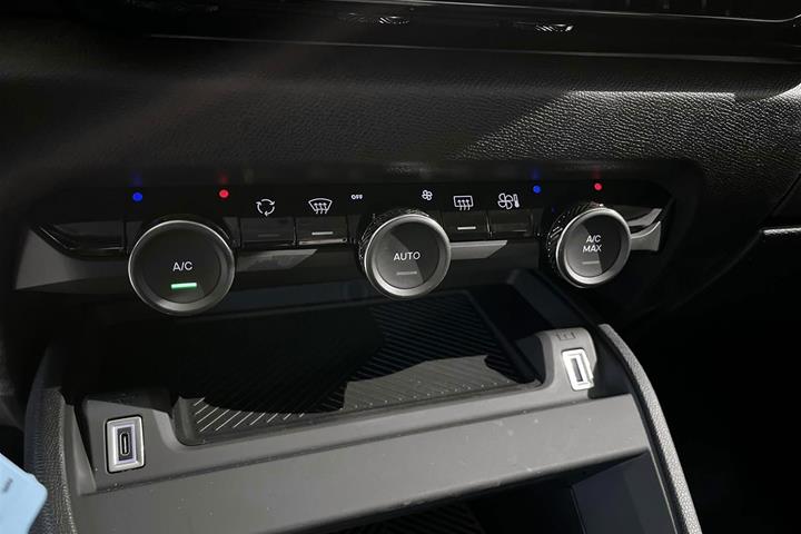 Grå Citroën ë-C4 fra 2023