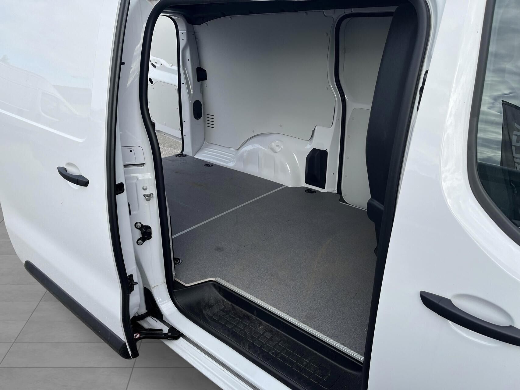 Hvid Toyota ProAce fra 2024