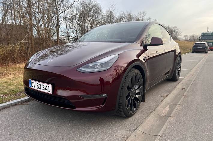Rød Tesla Model Y fra 2023 set udefra
