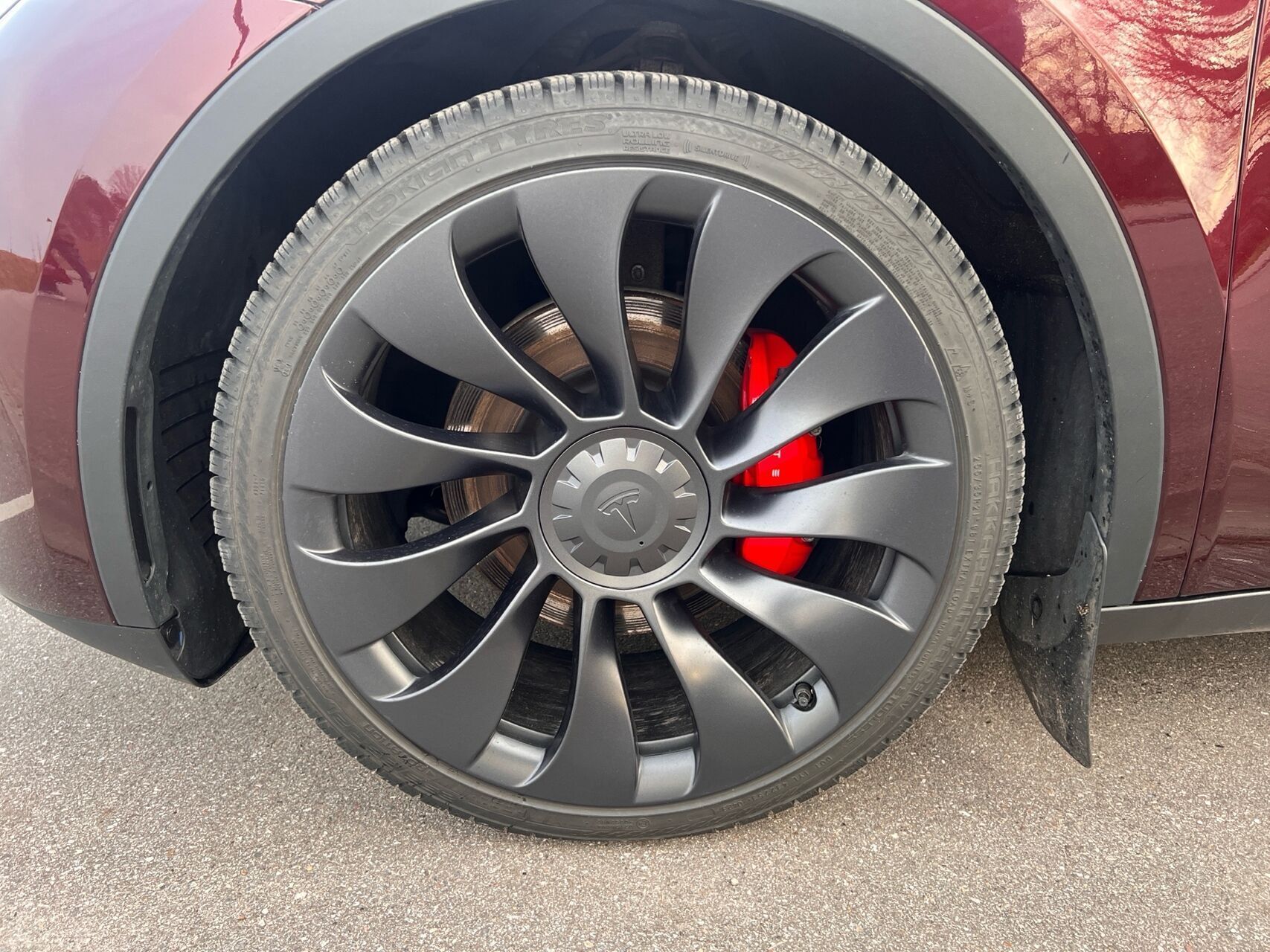 Rød Tesla Model Y fra 2023