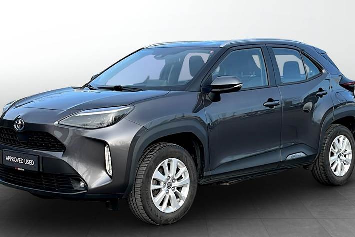 Grå Toyota Yaris Cross fra 2022 set udefra