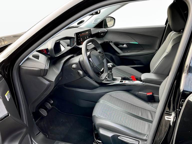 Peugeot 2008 1,2 PureTech Platin Sport 130HK 5d