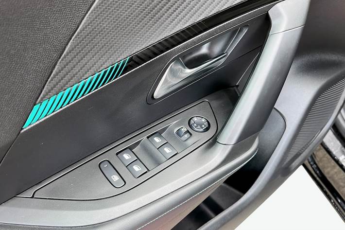 Sort Peugeot 2008 fra 2022