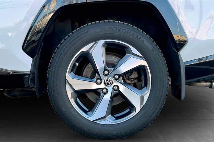 Hvid Toyota RAV4 Plug-in fra 2020