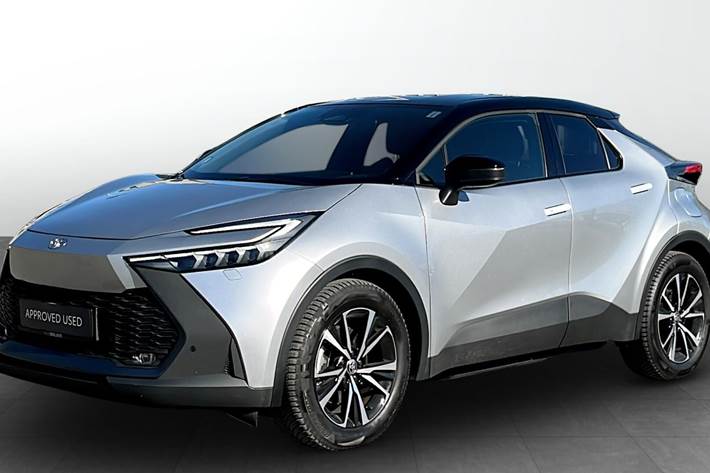 Grå Toyota C-HR fra 2025 set udefra