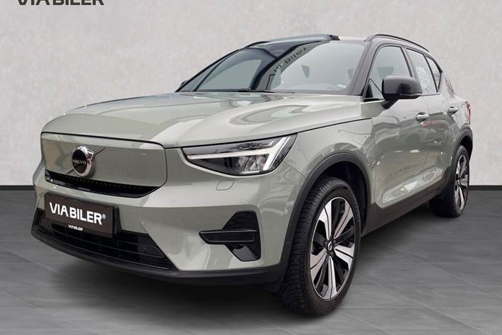 Grøn Volvo XC40 fra 2024 set udefra