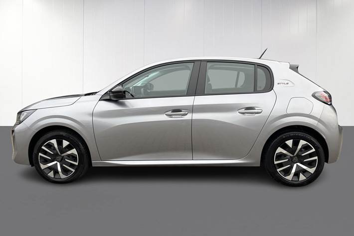 Grå Peugeot e-208 fra 2025