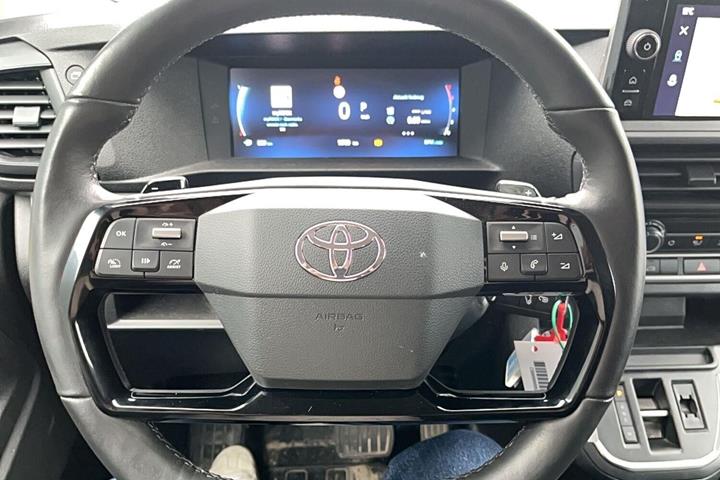 Hvid Toyota ProAce fra 2024