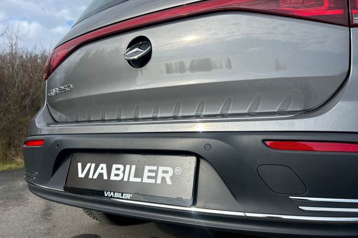 Grå Mercedes EQB 250 fra 2023