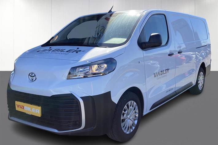 Hvid Toyota ProAce fra 2024 set udefra