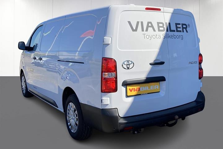 Hvid Toyota ProAce fra 2024